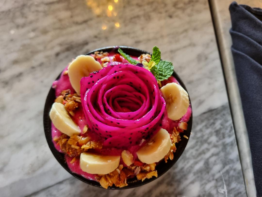 Smoothiebowl with a dragonfruit rose